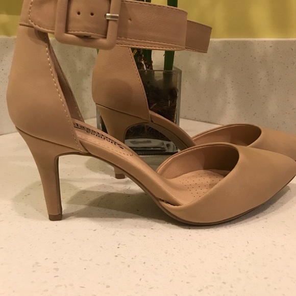 Comfort Nude heels  1 left!! - Picture 5 of 6